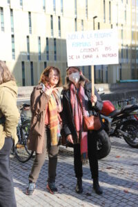 une femme et son amie tiennent une pancarte sur laquelle on peut lire "non à la réforme, formons des citoyens, pas de la chair à patron"