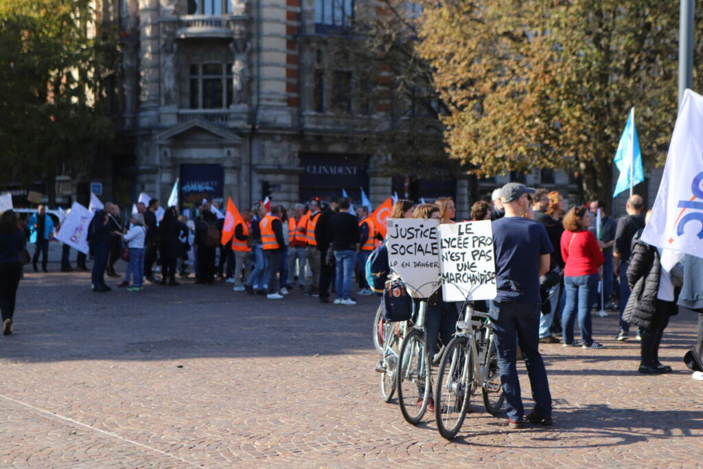 des manifestants à velo de dos, sur leurs pancartes, on lit "justice sociale, LP en danger", "le lycée pro n'est pas une marchandise"