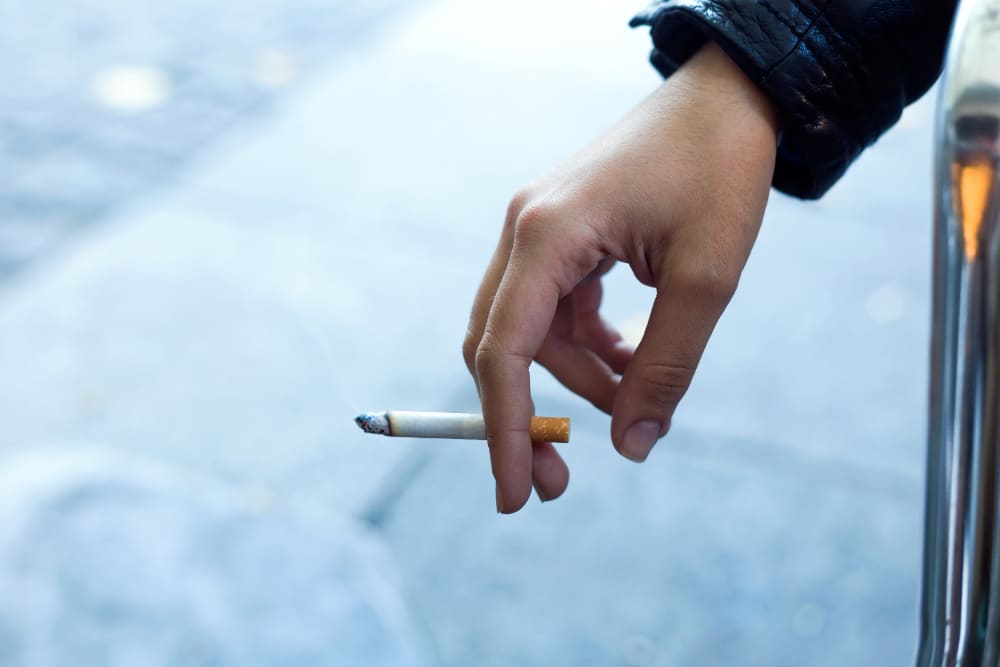 femme-main-cigarettes-dans-rue