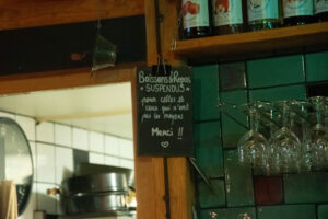 "café suspendus" pour des personnes dans le besoin © Mélissa Meaux