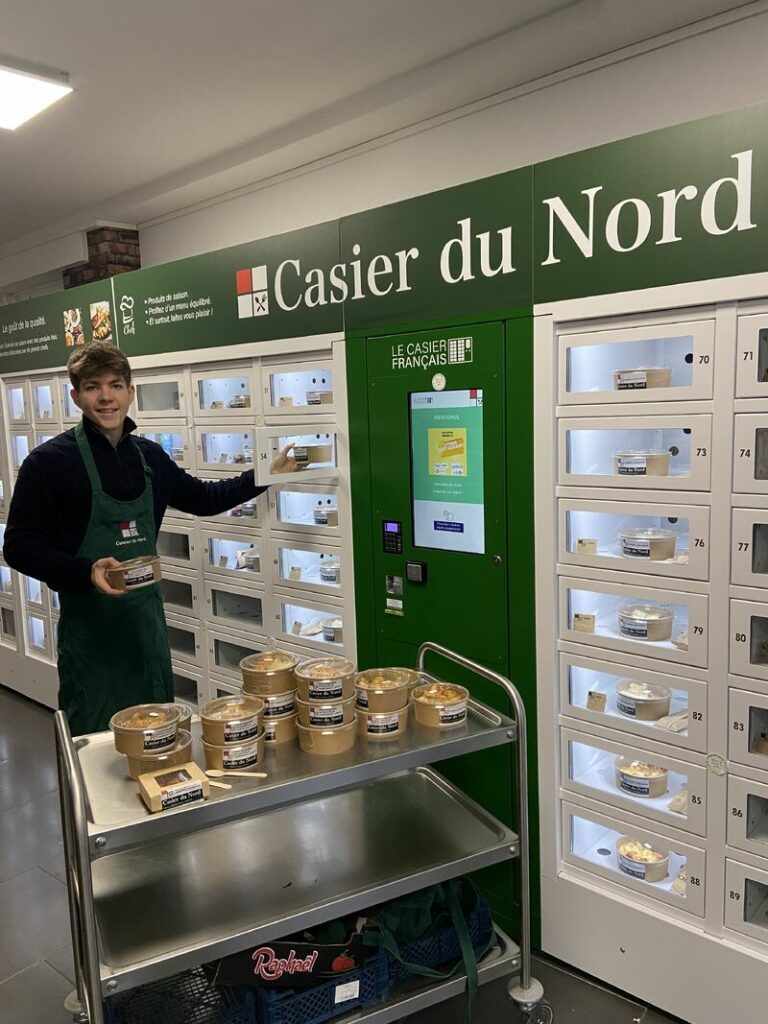 Ambroise Bataille, co-fondateur du Casier du Nord, remplissant comme tous les matins les différents casiers avant que les clients arrivent.