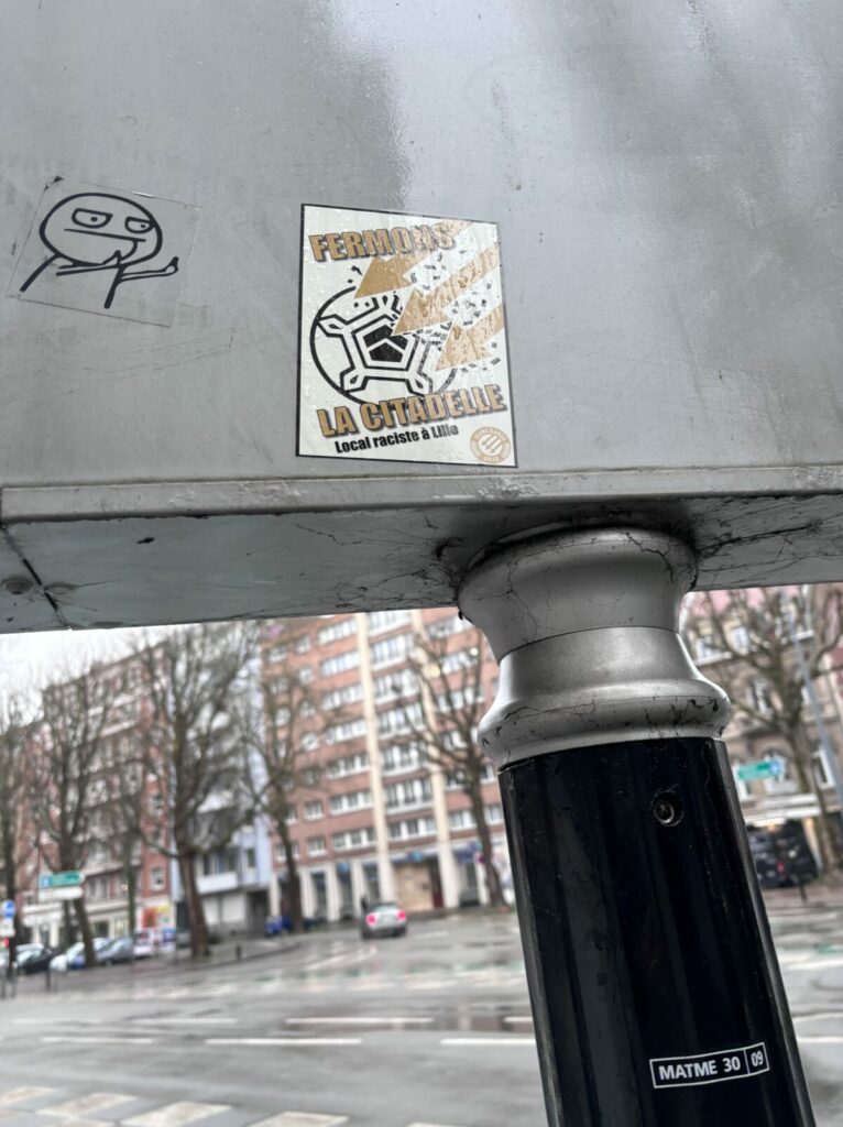 Photo d'un panneau sur lequel est collé un sticker du collectif Jeune Garde Lille militant pour la fermeture du bar extrémiste "La Citadelle" ©Raphaël Pazuelo 
