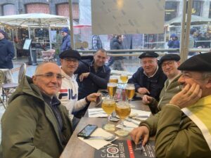 Venus du 64, six supporters ont entonnés l'hymne de la Section Paloise.