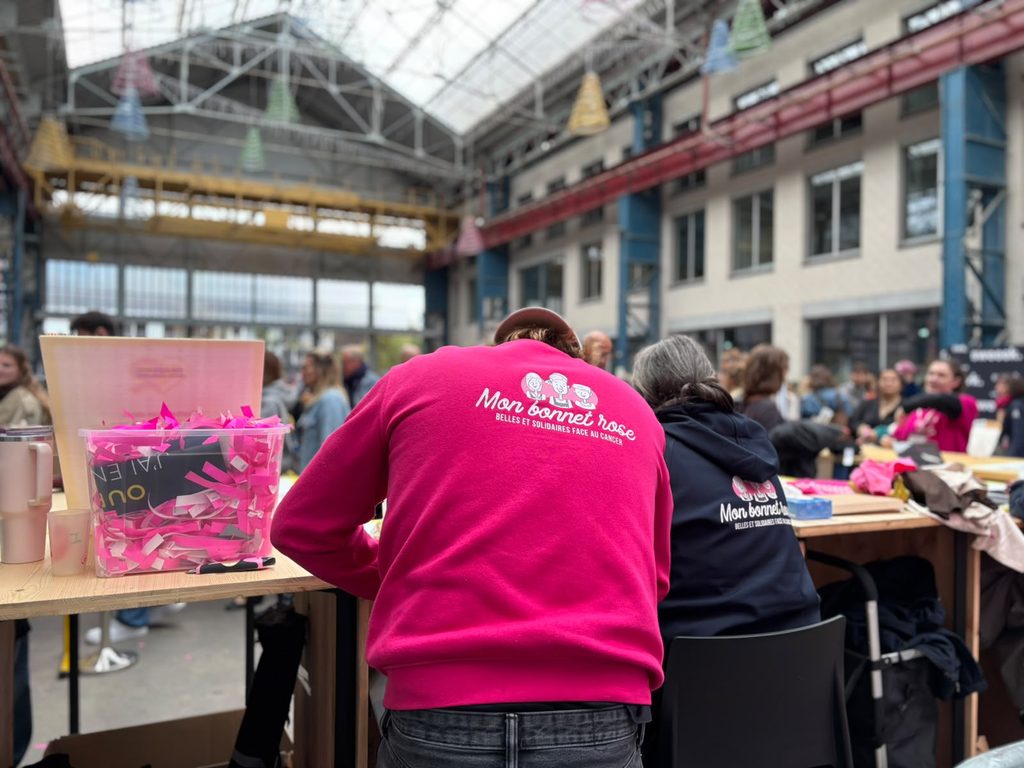 A la caisse de la braderie, les membres de Mon Bonnet Rose comptent ce qui deviendra soutien aux femmes touchées par le cancer du sein. Lille, 10 octobre. CR : Léonie EME, Iphone 15.
